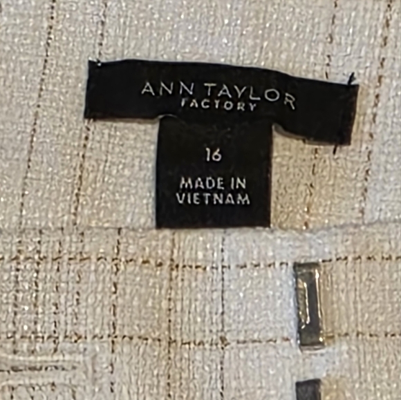 Ann Taylor Factory Shorts Pleated Front Tailored Design Size 16 - Picture 3 of 9